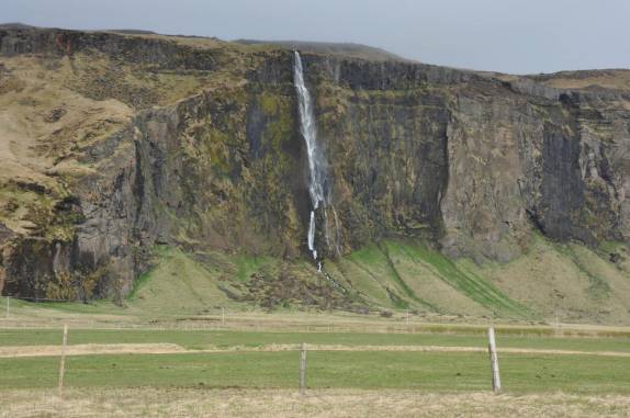 Uma das muitas cachoeiras que margeiam a estrada no sul da Islândia